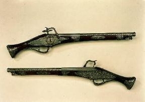 Pistola. Coppia di pistole a ruota realizzate per Luigi XIII di Francia (1639; Stoccolma, Livrustkammaren).Stoccolma, Livrustkammaren Pistola. Coppia di pistole a ruota realizzate per Luigi XIII di Francia (1639; Stoccolma, Livrustkammaren).Stoccolma, Livrustkammaren