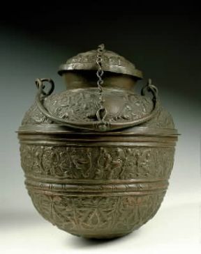 Rame. Secchio sferoidale con coperchio e manico mobile in rame sbalzato (Milano, Museo del Castello Sforzesco).De Agostini Picture Library/A. Dagli Orti Rame. Secchio sferoidale con coperchio e manico mobile in rame sbalzato (Milano, Museo del Castello Sforzesco).De Agostini Picture Library/A. Dagli Orti