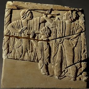 AulÃ³s. Suonatore raffigurato su un'urna cineraria etrusca, sec. V a.C. (Berlino, Staatliche Museen).De Agostini Picture Library / E. Lessing