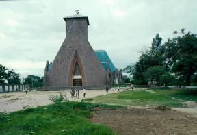 Brazzaville . L'imponente chiesa di S. Anna del Congo.De Agostini Picture Library/M. Bertinetti Brazzaville . L'imponente chiesa di S. Anna del Congo.De Agostini Picture Library/M. Bertinetti