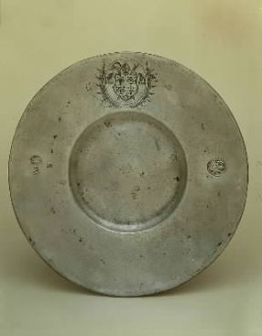 Peltro. Piatto realizzato in Svizzera nel sec. XVII con uno stemma vescovile (Zurigo, Museo Nazionale).Zurigo, Museo Nazionale Peltro. Piatto realizzato in Svizzera nel sec. XVII con uno stemma vescovile (Zurigo, Museo Nazionale).Zurigo, Museo Nazionale