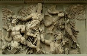 Pergamo . Particolare del fregio dell'altare di Pergamo con Atena che combatte i figli di Gaia (Berlino, Staatliche Museen).De Agostini Picture Library/E. Lessing Pergamo . Particolare del fregio dell'altare di Pergamo con Atena che combatte i figli di Gaia (Berlino, Staatliche Museen).De Agostini Picture Library/E. Lessing