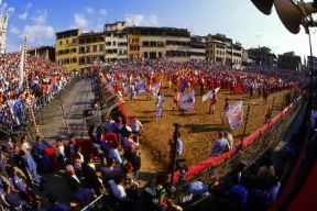 Toscana. La partita di calcio in abiti rinascimetali a Firenze.De Agostini Picture Library/G. Veggi