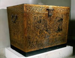 Baule a coperchio piatto in legno laccato, realizzato in Thailandia, nel periodo d'Ayutthaya (sec. XVIII; Parigi, Musée Guimet).De Agostini Picture Library/ G. Dagli Orti Baule a coperchio piatto in legno laccato, realizzato in Thailandia, nel periodo d'Ayutthaya (sec. XVIII; Parigi, Musée Guimet).De Agostini Picture Library/ G. Dagli Orti