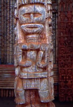Camerun. Scultura lignea antistante il palazzo reale di Bandjoun, di arte Bamileke.De Agostini Picture Library/C. Sappa Camerun. Scultura lignea antistante il palazzo reale di Bandjoun, di arte Bamileke.De Agostini Picture Library/C. Sappa