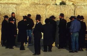 Ebrei . Il Muro del Pianto a Gerusalemme presso il quale gli Ebrei, dispersi nel mondo, tornano a piangere la propria sorte.De Agostini Picture Library/S. Vannini Ebrei . Il Muro del Pianto a Gerusalemme presso il quale gli Ebrei, dispersi nel mondo, tornano a piangere la propria sorte.De Agostini Picture Library/S. Vannini