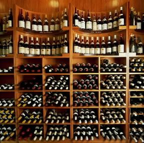 Enoteca. Bottiglie disposte negli scaffali di un'enoteca.De Agostini Picture Library/G. Cigolini