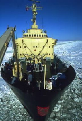 Ghiaccio. Una nave rompighiaccio in azione al largo delle coste finlandesi.De Agostini Picture Library/S. Vannini Ghiaccio. Una nave rompighiaccio in azione al largo delle coste finlandesi.De Agostini Picture Library/S. Vannini
