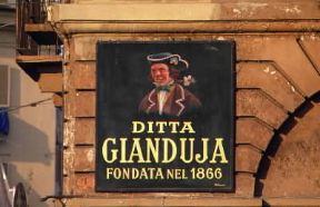 Insegna di una ditta dolciaria a Torino.De Agostini Picture Library/C. Baraggi Insegna di una ditta dolciaria a Torino.De Agostini Picture Library/C. Baraggi