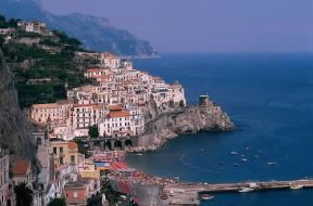 Amalfi. Veduta del noto centro della Costiera Amalfitana.De Agostini Picture Library/G. Carfagna Amalfi. Veduta del noto centro della Costiera Amalfitana.De Agostini Picture Library/G. Carfagna