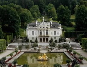 Baviera . Il castello di Luigi II a Linderhof.De Agostini Picture Library/A. Dagli Orti Baviera . Il castello di Luigi II a Linderhof.De Agostini Picture Library/A. Dagli Orti