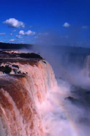 Cascata. Una veduta delle cascate dell'Iguaçu al confine tra Brasile, Paraguay e Argentina.De Agostini Picture Library/G. Sioën Cascata. Una veduta delle cascate dell'Iguaçu al confine tra Brasile, Paraguay e Argentina.De Agostini Picture Library/G. Sioën