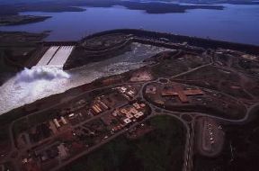 Diga . Veduta aerea di una diga a gravità (Itaipu, Paraguay).De Agostini Picture Library/G. Sioën Diga . Veduta aerea di una diga a gravità (Itaipu, Paraguay).De Agostini Picture Library/G. Sioën
