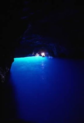 Grotta Azzurra. La famosa grotta nell'isola di Capri.De Agostini Picture Library / S. Vannini Grotta Azzurra. La famosa grotta nell'isola di Capri.De Agostini Picture Library / S. Vannini