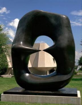 Henry Moore. Oval with Points, bronzo (1968-70).De Agostini Picture Library / G. Dagli Orti Henry Moore. Oval with Points, bronzo (1968-70).De Agostini Picture Library / G. Dagli Orti