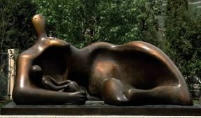 Henry Moore. Draped Reclining Mother and Baby,bronzo (1983).De Agostini Picture Library / G. Dagli Orti Henry Moore. Draped Reclining Mother and Baby,bronzo (1983).De Agostini Picture Library / G. Dagli Orti