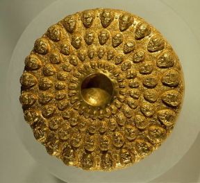 Oreficeria . Phiale aureo a cerchi concentrici del sec. IV-III a. C., appartenente al tesoro di Panagjuriste (Plovdiv, Museo Archeologico).De Agostini Picture Library/A. Dagli Orti Oreficeria . Phiale aureo a cerchi concentrici del sec. IV-III a. C., appartenente al tesoro di Panagjuriste (Plovdiv, Museo Archeologico).De Agostini Picture Library/A. Dagli Orti