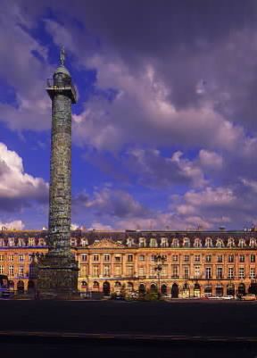 Piazza. Veduta parziale di place Vendôme a Parigi.De Agostini Picture Library/Tripelon-Jarry Piazza. Veduta parziale di place Vendôme a Parigi.De Agostini Picture Library/Tripelon-Jarry