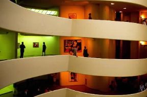 Stati Uniti . L'interno del Solomon R. Guggenheim Museum a New York, opera dell'architetto F. L. Wright.De Agostini Picture Library/G. Sioën Stati Uniti . L'interno del Solomon R. Guggenheim Museum a New York, opera dell'architetto F. L. Wright.De Agostini Picture Library/G. Sioën