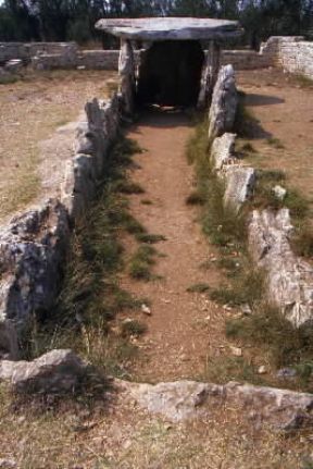 Dolmen di Chianca presso Bisceglie (Puglia), del 2500 a. C.De Agostini Picture Library/G. Carfagna Dolmen di Chianca presso Bisceglie (Puglia), del 2500 a. C.De Agostini Picture Library/G. Carfagna