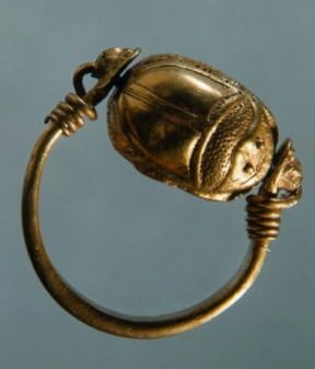 Anello greco in oro con scarabeo (Taranto, Museo Archeologico).De Agostini Picture Library/G. Dagli Orti
