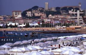 Cannes. Veduta della Croisette con sullo sfondo la parte antica della città .De Agostini Picture Library/S. Vannini Cannes. Veduta della Croisette con sullo sfondo la parte antica della città .De Agostini Picture Library/S. Vannini