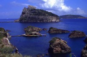 Ischia . Veduta del Castello di Ischia da Carta Romana con, in primo piano, gli scogli di S. Anna.De Agostini Picture Library/G. Roli Ischia . Veduta del Castello di Ischia da Carta Romana con, in primo piano, gli scogli di S. Anna.De Agostini Picture Library/G. Roli