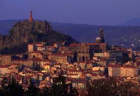 Le Puy. Veduta della città francese.De Agostini Picture Library/C. Sappa Le Puy. Veduta della città francese.De Agostini Picture Library/C. Sappa