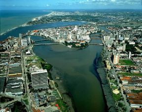 Pernambuco. Veduta della capitale Recife, città che si estende parte sulla terraferma e parte sulle isole di Recife e di Antônio Vaz.De Agostini Picture Library/Pubbliaerfoto Pernambuco. Veduta della capitale Recife, città che si estende parte sulla terraferma e parte sulle isole di Recife e di Antônio Vaz.De Agostini Picture Library/Pubbliaerfoto