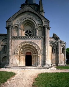 Francia. Facciata della chiesa di St. Pierre de la Tour nel dipartimento Charente-Maritime.De Agostini Picture Library/G. Dagli Orti Francia. Facciata della chiesa di St. Pierre de la Tour nel dipartimento Charente-Maritime.De Agostini Picture Library/G. Dagli Orti