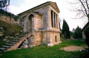 Fonti del Clitunno. Il tempio paleocristiano eretto nei pressi delle sorgenti.De Agostini Picture Library Fonti del Clitunno. Il tempio paleocristiano eretto nei pressi delle sorgenti.De Agostini Picture Library