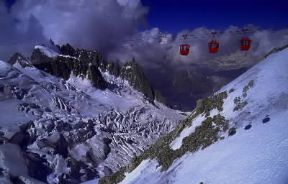 Funivia. Veicoli che si succedono a brevi intervalli in un impianto dell'Alta Savoia, in Francia.De Agostini Picture Library/C. Sappa Funivia. Veicoli che si succedono a brevi intervalli in un impianto dell'Alta Savoia, in Francia.De Agostini Picture Library/C. Sappa
