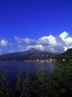Martinica. Una veduta di Saint-Pierre e sullo sfondo il vulcano Montagne Pelée.De Agostini Picture Library/S. Amantini Martinica. Una veduta di Saint-Pierre e sullo sfondo il vulcano Montagne Pelée.De Agostini Picture Library/S. Amantini
