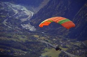 Parapendio . Planata con paracadute a vela durante una fase di parapendio.De Agostini Picture Library/C. Sappa