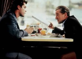 Robert De Niro (a sinistra) con Ray Liotta in un'inquadratura del film Quei bravi ragazzi (1990) di M. Scorsese.De Agostini Picture Library Robert De Niro (a sinistra) con Ray Liotta in un'inquadratura del film Quei bravi ragazzi (1990) di M. Scorsese.De Agostini Picture Library