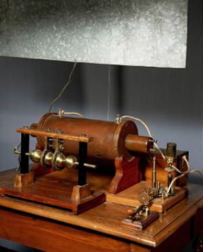 Telegrafo. Riproduzione del primo apparecchio trasmittente con antenna (Roma, Museo Storico delle Poste e Telecomunicazioni).De Agostini Picture Library/A. Dagli Orti Telegrafo. Riproduzione del primo apparecchio trasmittente con antenna (Roma, Museo Storico delle Poste e Telecomunicazioni).De Agostini Picture Library/A. Dagli Orti