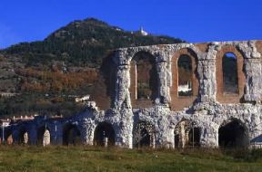 Umbria. Veduta del teatro romano a Gubbio (Perugia).De Agostini Picture Library/G. Carfagna Umbria. Veduta del teatro romano a Gubbio (Perugia).De Agostini Picture Library/G. Carfagna