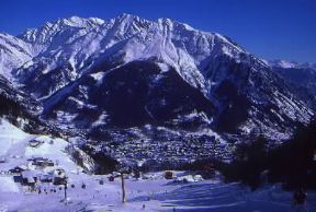 Alpi. Piste e impianti di risalita a Courmayer.De Agostini Picture Library/S. Vannini