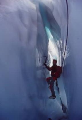 Alpinismo. Un passaggio nel ghiacciaio del Rutor.De Agostini Picture Library/S. Vannini Alpinismo. Un passaggio nel ghiacciaio del Rutor.De Agostini Picture Library/S. Vannini