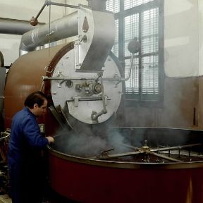 CaffÃ¨. Torrefazione dei grani in tamburi rotanti.De Agostini Picture Library/R. Ghislandi