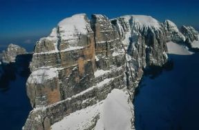 Gruppo di Brenta . Una suggestiva veduta del massiccio dolomitico, ospitante il parco naturale dell'Adamello-Brenta..De Agostini Picture Library/M. Bertinetti