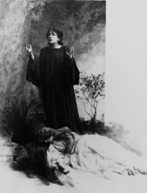 Eleonora Duse (in piedi) ne La città morta (1901) di G. D'Annunzio.De Agostini Picture Library Eleonora Duse (in piedi) ne La città morta (1901) di G. D'Annunzio.De Agostini Picture Library