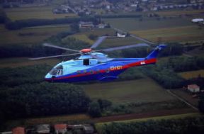 Elicottero biturbina monorotore con rotore anticoppia di coda (italiano Agusta EH 101).Agusta Elicottero biturbina monorotore con rotore anticoppia di coda (italiano Agusta EH 101).Agusta