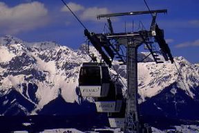 Funivia. La funivia di Hochwurzen costituisce un esempio di impiego di un treno di due vetture, una sola delle quali è collegata alle due funi traenti mentre l'altra è rimorchiata.De Agostini Picture Library/S. Vannini Funivia. La funivia di Hochwurzen costituisce un esempio di impiego di un treno di due vetture, una sola delle quali è collegata alle due funi traenti mentre l'altra è rimorchiata.De Agostini Picture Library/S. Vannini