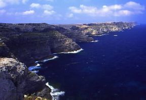 Lampedusa. Un tratto della frastagliata costa occidentale. De Agostini Picture Library/G. Veggi Lampedusa. Un tratto della frastagliata costa occidentale. De Agostini Picture Library/G. Veggi