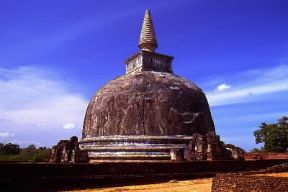 Sri Lanka . Il Kiri Vehera Dagoba a Polonnaruwa.De Agostini Picture Library/C. Rives Sri Lanka . Il Kiri Vehera Dagoba a Polonnaruwa.De Agostini Picture Library/C. Rives