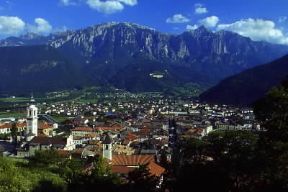 Trentino Alto-Adige. Veduta aerea di borgo Valsugana (Trento); la regione italiana Ã¨ una delle meno popolate del Paese.De Agostini Picture Library/A. Dagli Orti