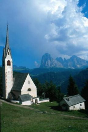 Val Gardena. La chiesetta di S. Giacomo, frazione di Ortisei. Sullo sfondo si intravede il Sasso Lungo.De Agostini Picture Library/G. Veggi Val Gardena. La chiesetta di S. Giacomo, frazione di Ortisei. Sullo sfondo si intravede il Sasso Lungo.De Agostini Picture Library/G. Veggi