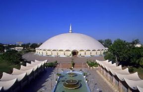 Karachi. Una moderna moschea nella città pakistana.De Agostini Picture Library/W. Buss Karachi. Una moderna moschea nella città pakistana.De Agostini Picture Library/W. Buss