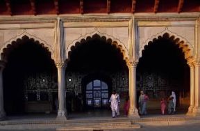 Lahore. Veduta dello Shish Mahal, noto anche come palazzo degli Specchi.De Agostini Picture Library/W. Buss Lahore. Veduta dello Shish Mahal, noto anche come palazzo degli Specchi.De Agostini Picture Library/W. Buss
